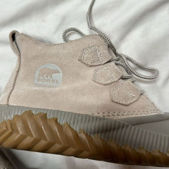 Sorel Out N About Plus Taupe Suede Duck Ankle Boots. Size 6. - Picture 7 of 12